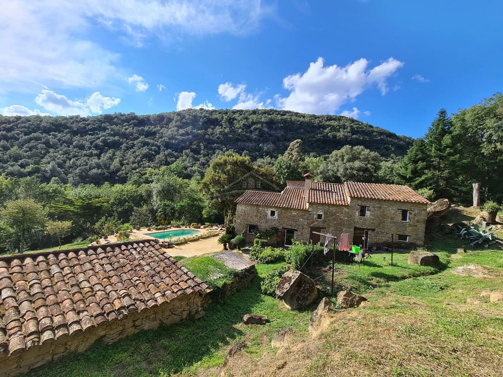 4 soveværelse Finca/Landehus til salg i Sant Aniol de Finestres med swimmingpool - € 800.000 (Ref: 8585386)