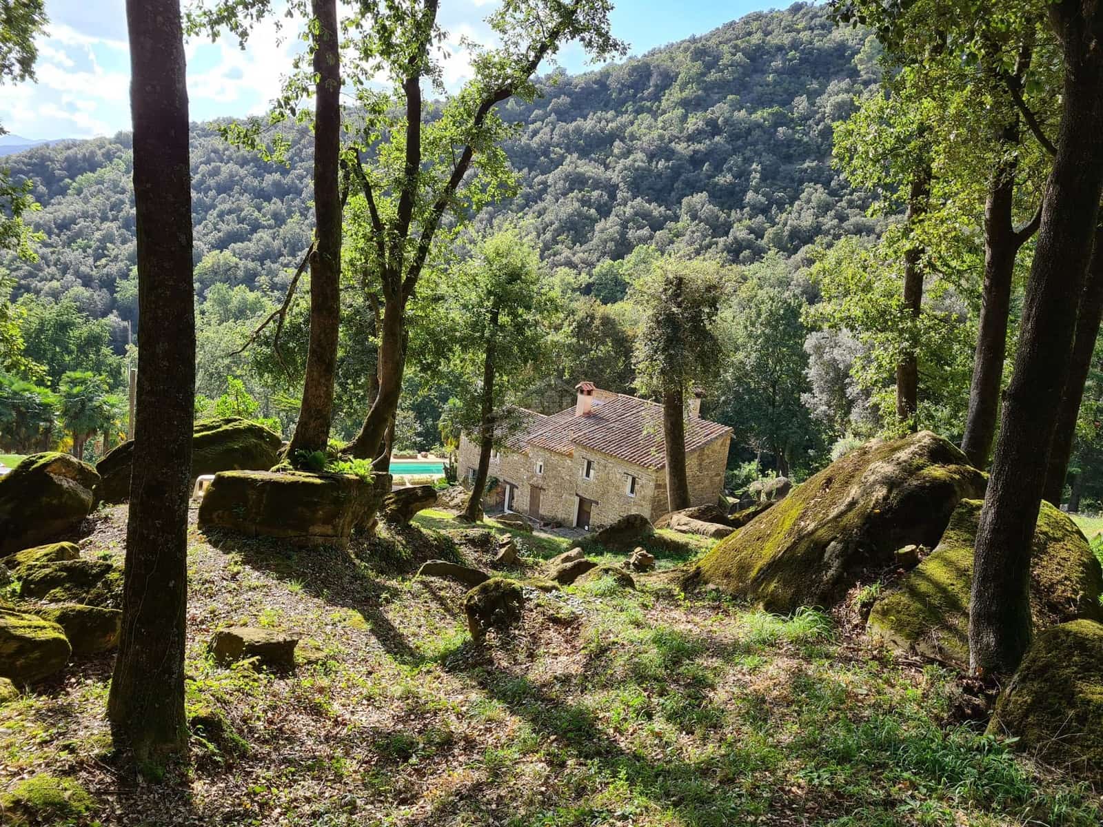 4 soveværelse Finca/Landehus til salg i Sant Aniol de Finestres med swimmingpool - € 800.000 (Ref: 8585386)