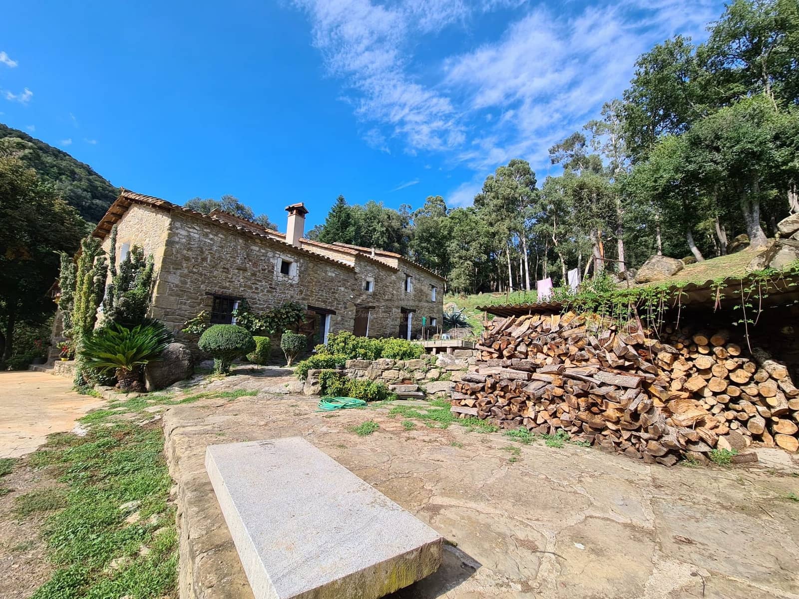 4 soveværelse Finca/Landehus til salg i Sant Aniol de Finestres med swimmingpool - € 800.000 (Ref: 8585386)