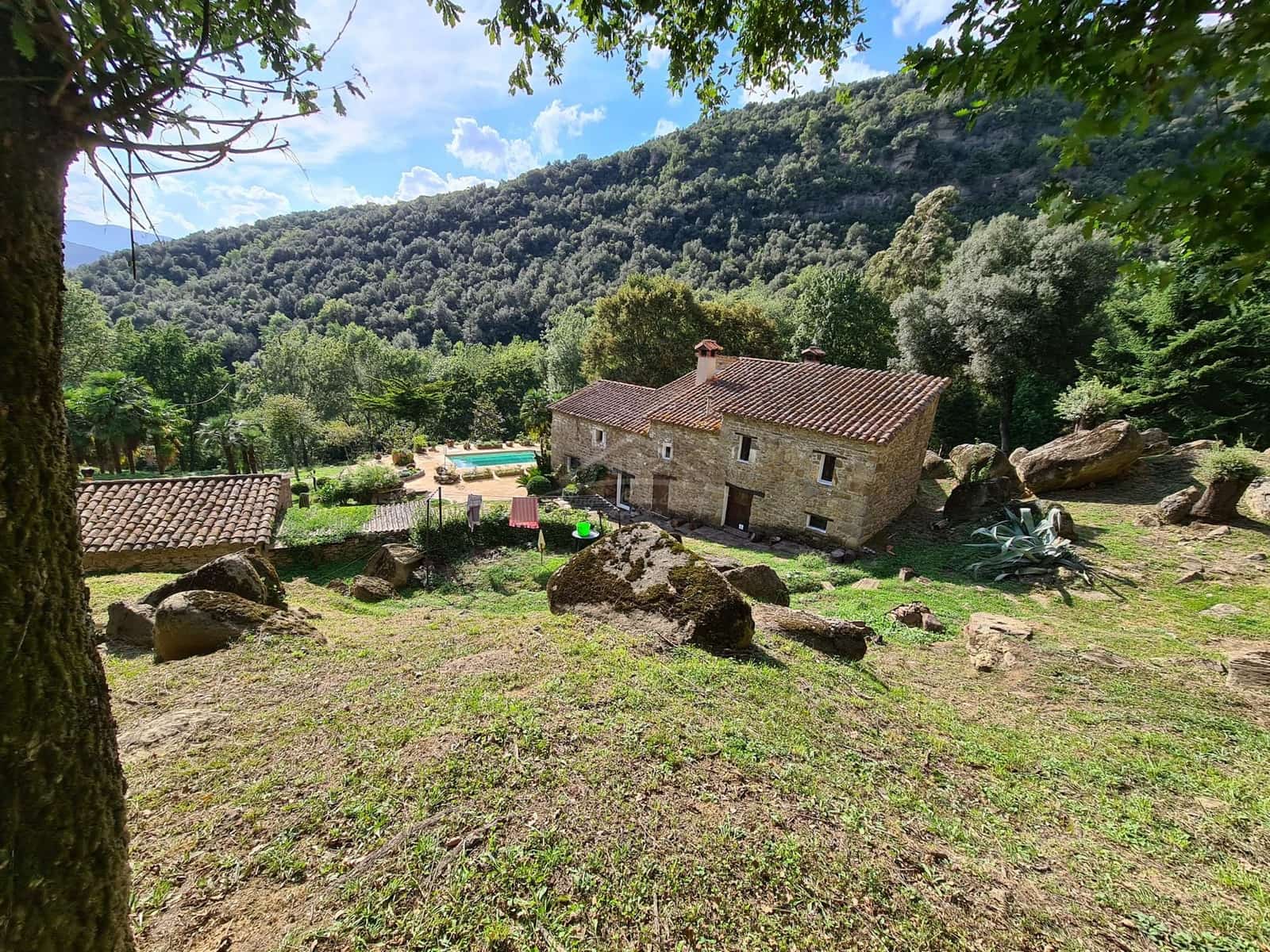 4 soveværelse Finca/Landehus til salg i Sant Aniol de Finestres med swimmingpool - € 800.000 (Ref: 8585386)