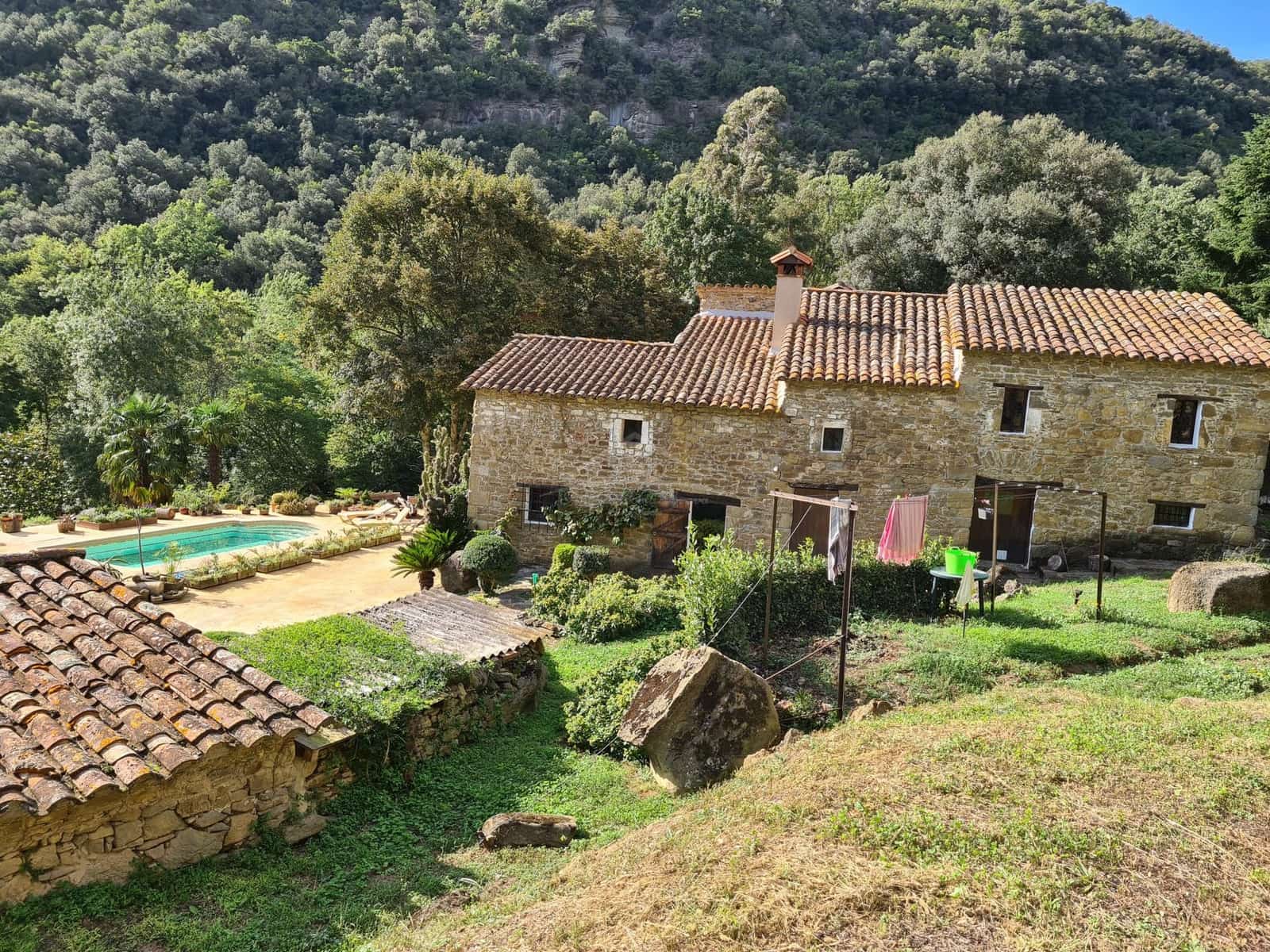 4 soveværelse Finca/Landehus til salg i Sant Aniol de Finestres med swimmingpool - € 800.000 (Ref: 8585386)