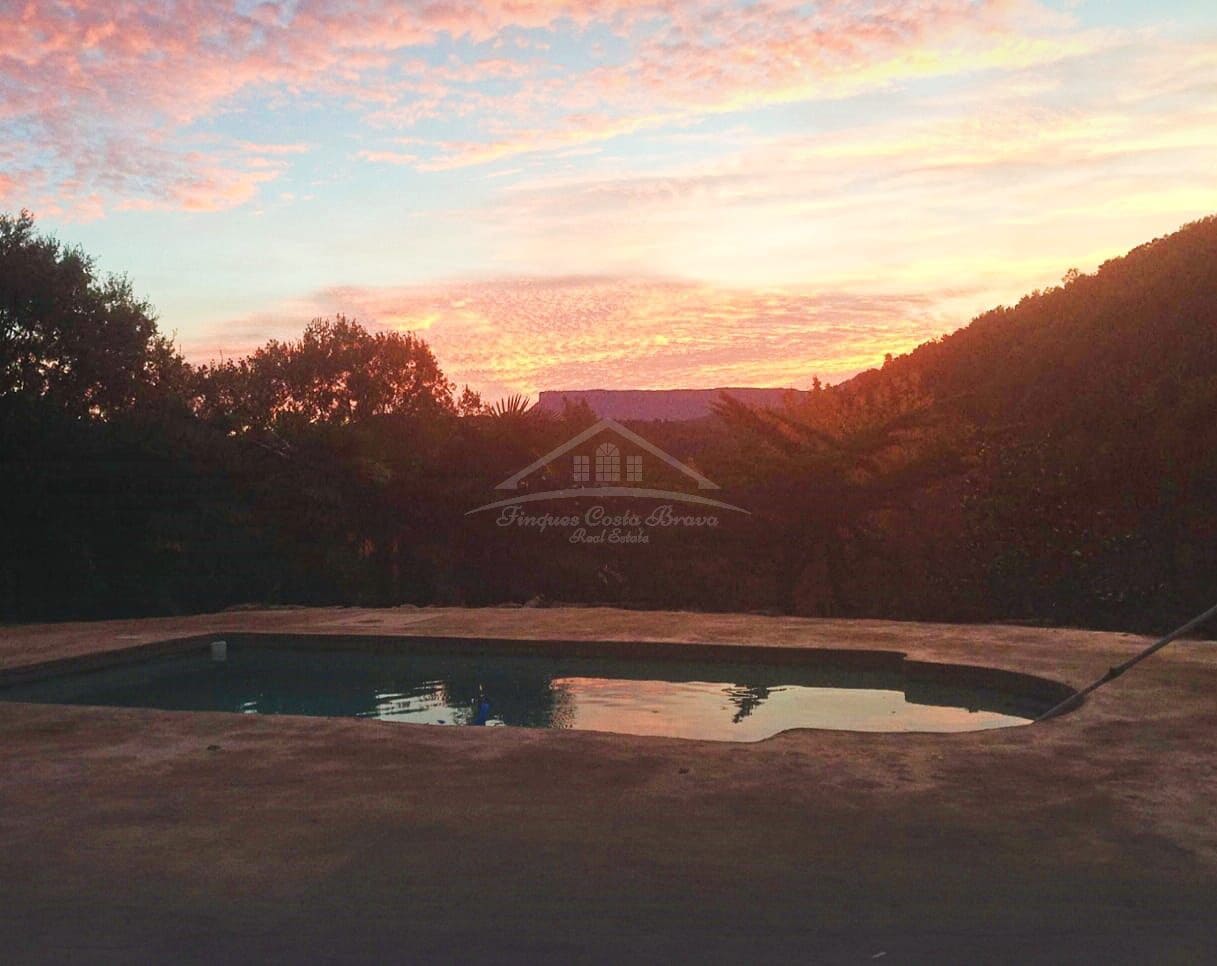 4 soveværelse Finca/Landehus til salg i Sant Aniol de Finestres med swimmingpool - € 800.000 (Ref: 8585386)