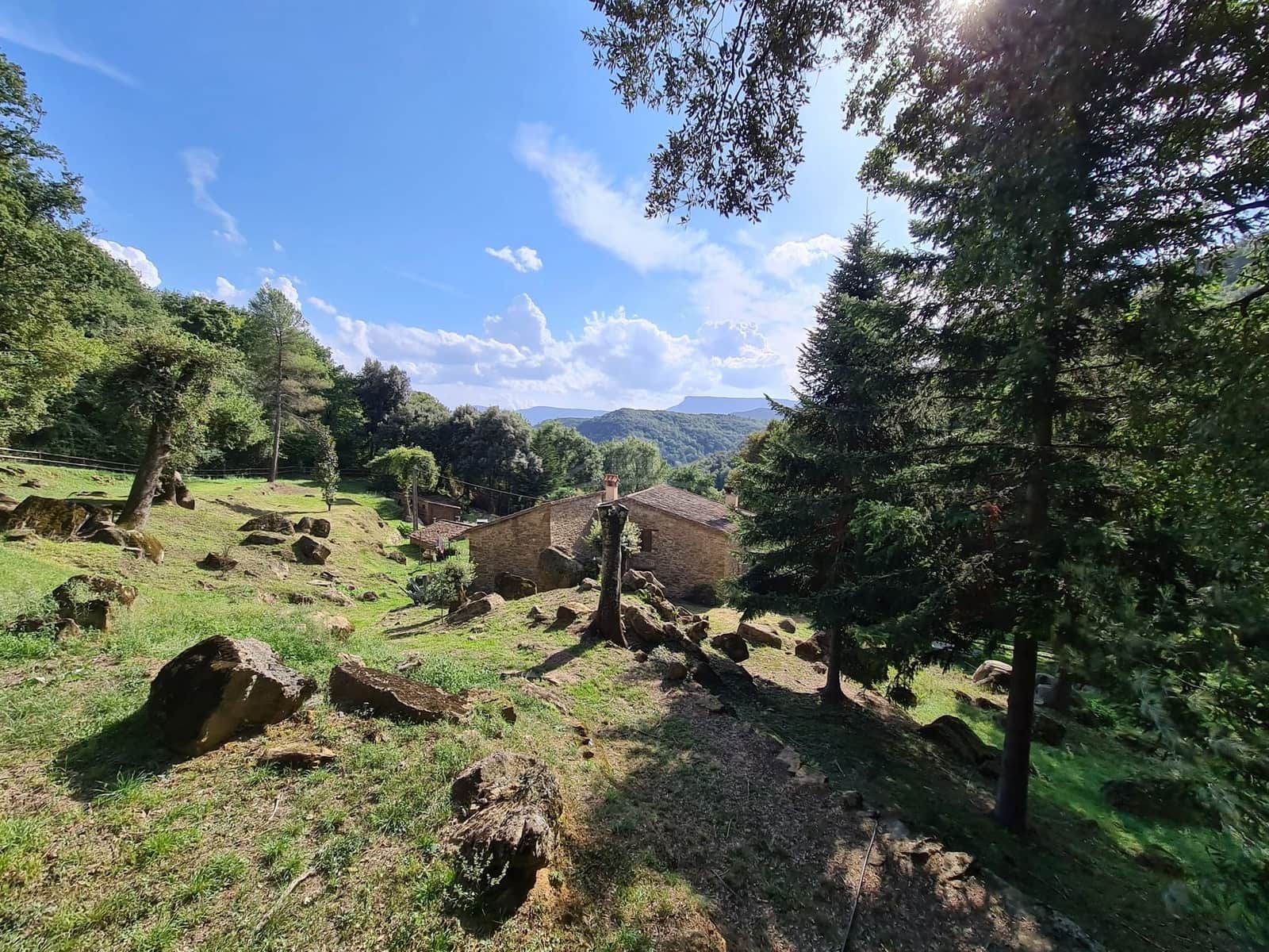 4 soveværelse Finca/Landehus til salg i Sant Aniol de Finestres med swimmingpool - € 800.000 (Ref: 8585386)