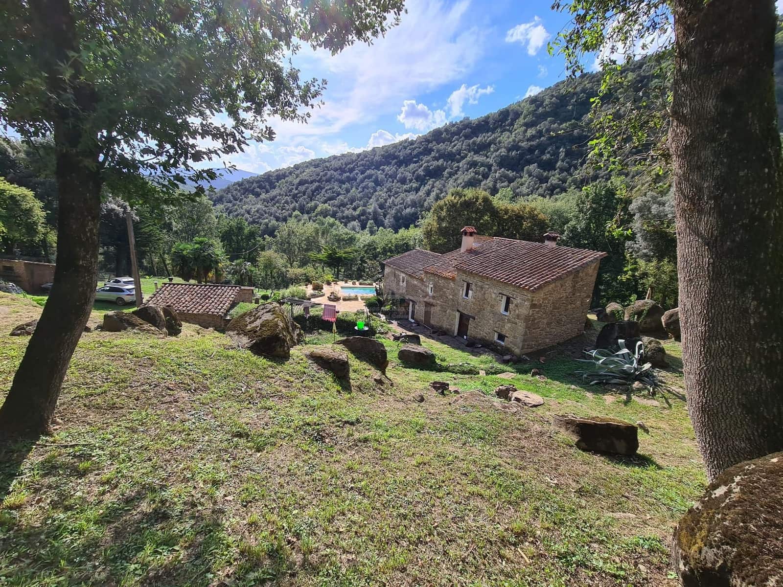 4 soveværelse Finca/Landehus til salg i Sant Aniol de Finestres med swimmingpool - € 800.000 (Ref: 8585386)