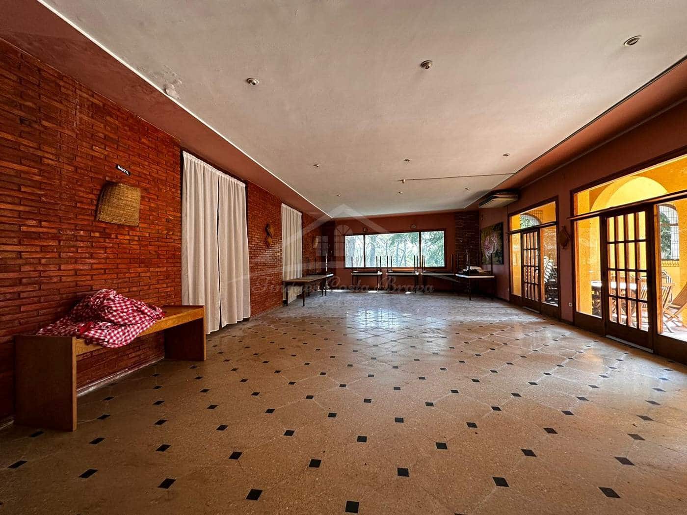 24 soveværelse Hotel til salg i Darnius - € 3.300.000 (Ref: 8585392)