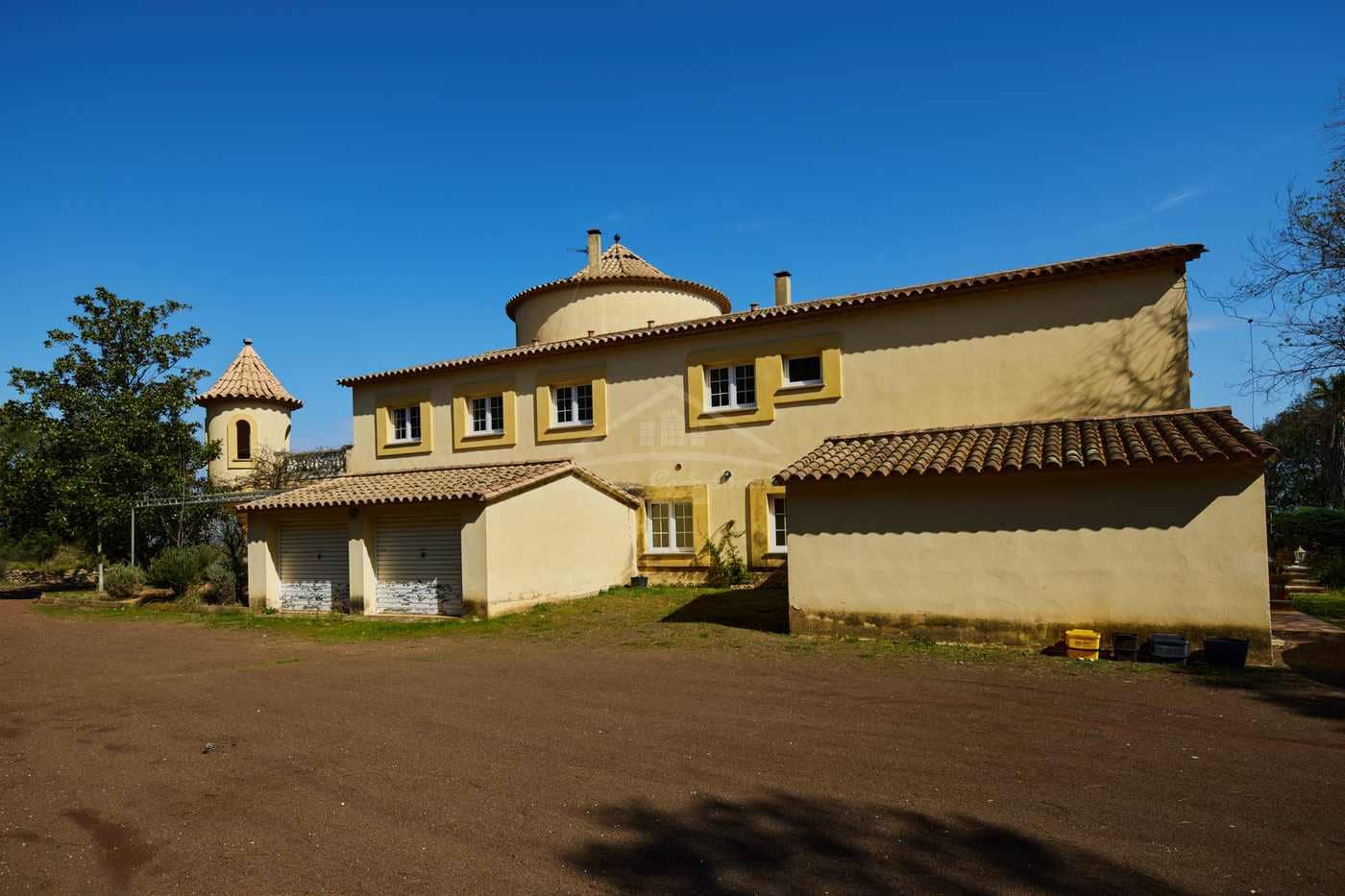 10 soveværelse Finca/Landehus til salg i Celra med swimmingpool garage - € 3.000.000 (Ref: 8586821)