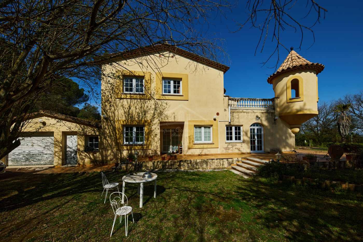 10 soveværelse Finca/Landehus til salg i Celra med swimmingpool garage - € 3.000.000 (Ref: 8586821)