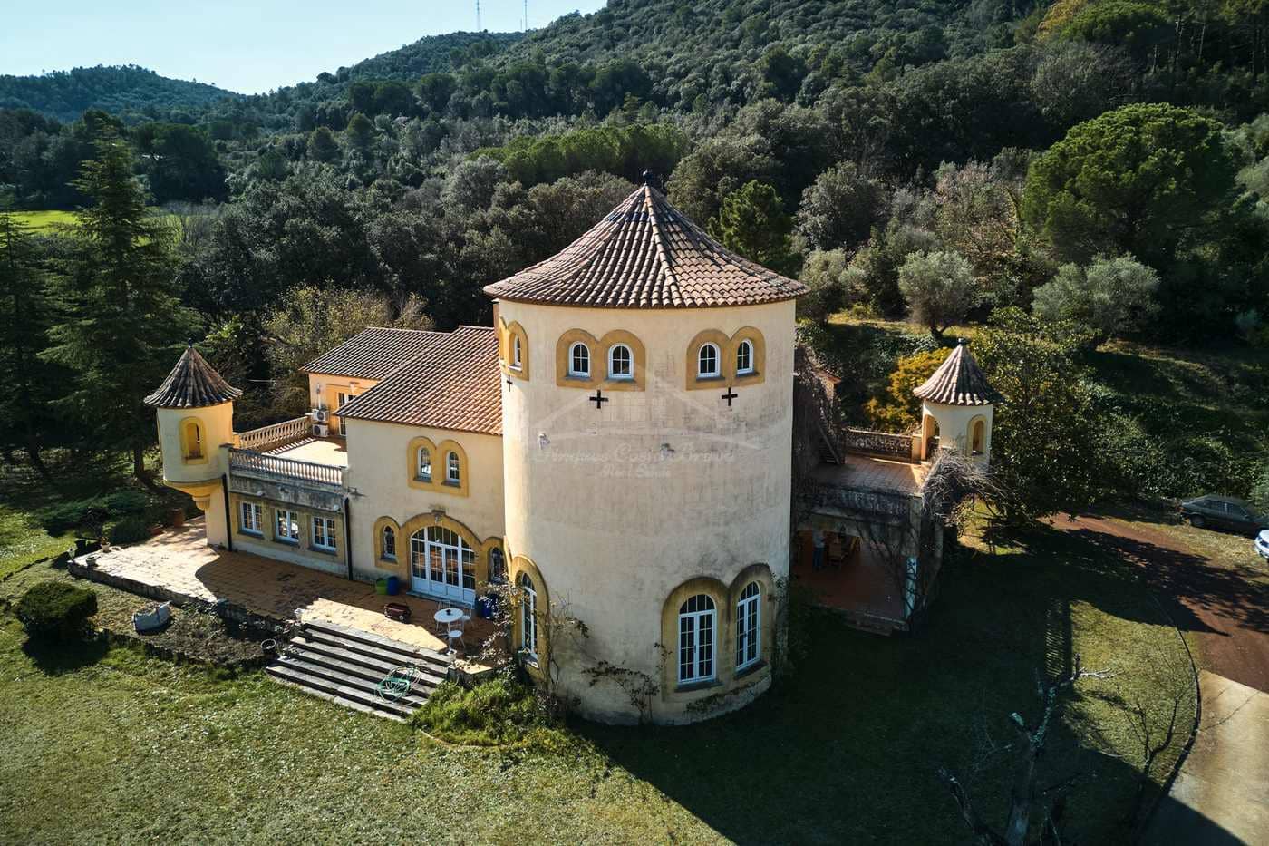 10 soveværelse Finca/Landehus til salg i Celra med swimmingpool garage - € 3.000.000 (Ref: 8586821)