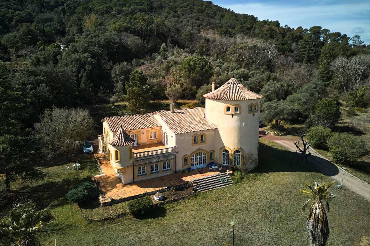 10 soveværelse Finca/Landehus til salg i Celra med swimmingpool garage - € 3.000.000 (Ref: 8586821)