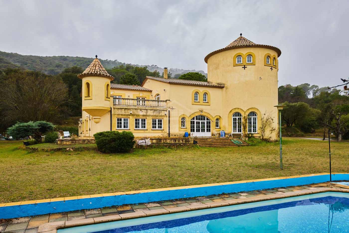 10 soveværelse Finca/Landehus til salg i Celra med swimmingpool garage - € 3.000.000 (Ref: 8586821)