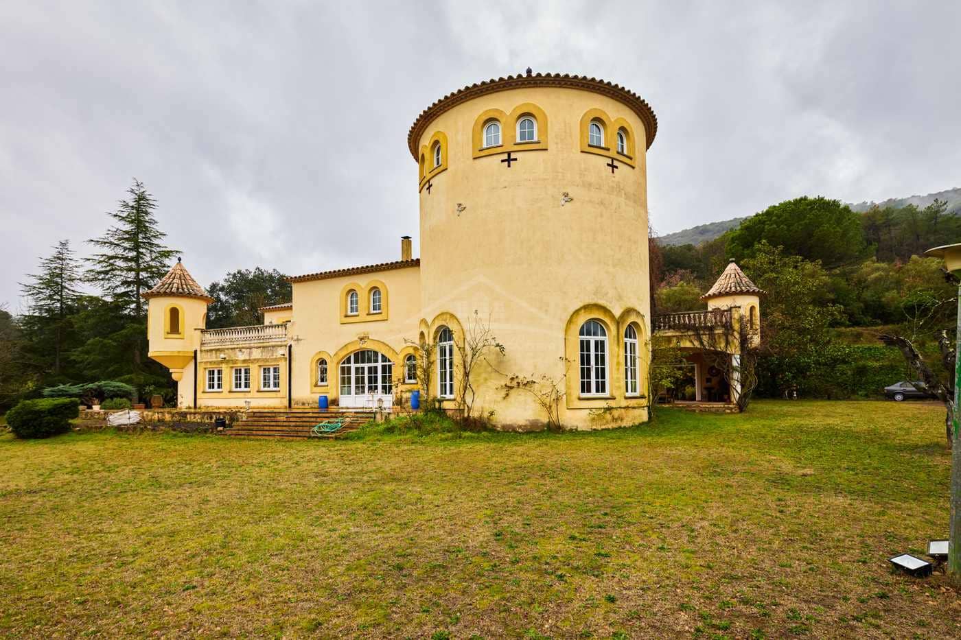 10 soveværelse Finca/Landehus til salg i Celra med swimmingpool garage - € 3.000.000 (Ref: 8586821)