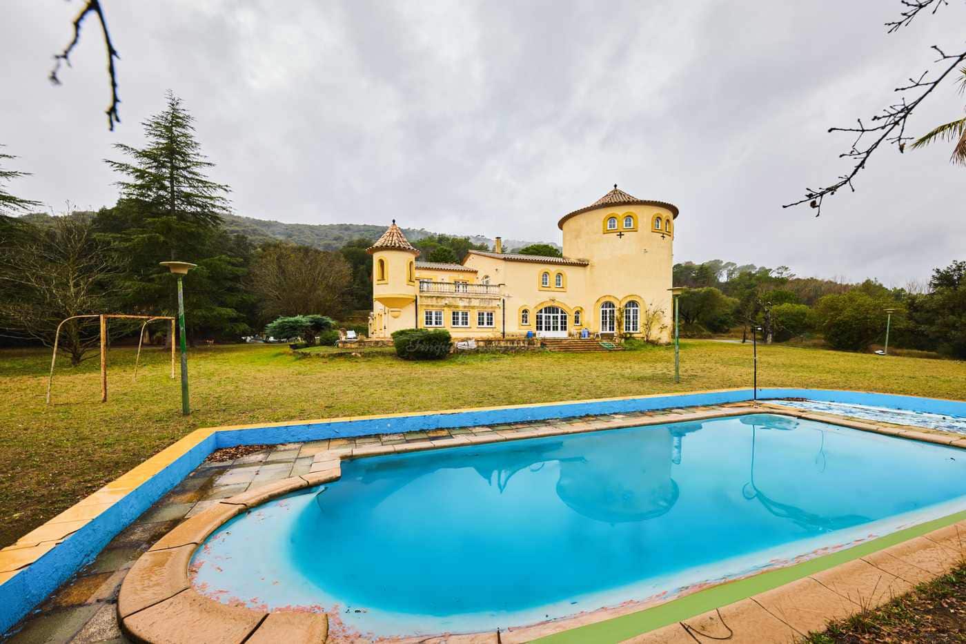 10 soveværelse Finca/Landehus til salg i Celra med swimmingpool garage - € 3.000.000 (Ref: 8586821)