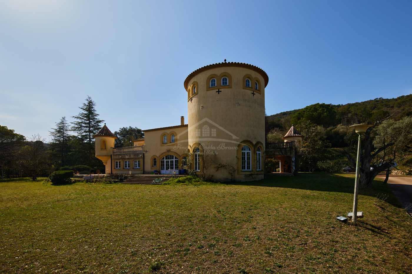 10 soveværelse Finca/Landehus til salg i Celra med swimmingpool garage - € 3.000.000 (Ref: 8586821)