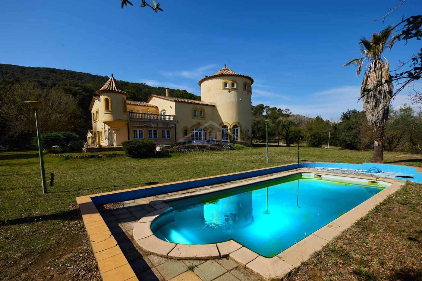 10 soveværelse Finca/Landehus til salg i Celra med swimmingpool garage - € 3.000.000 (Ref: 8586821)