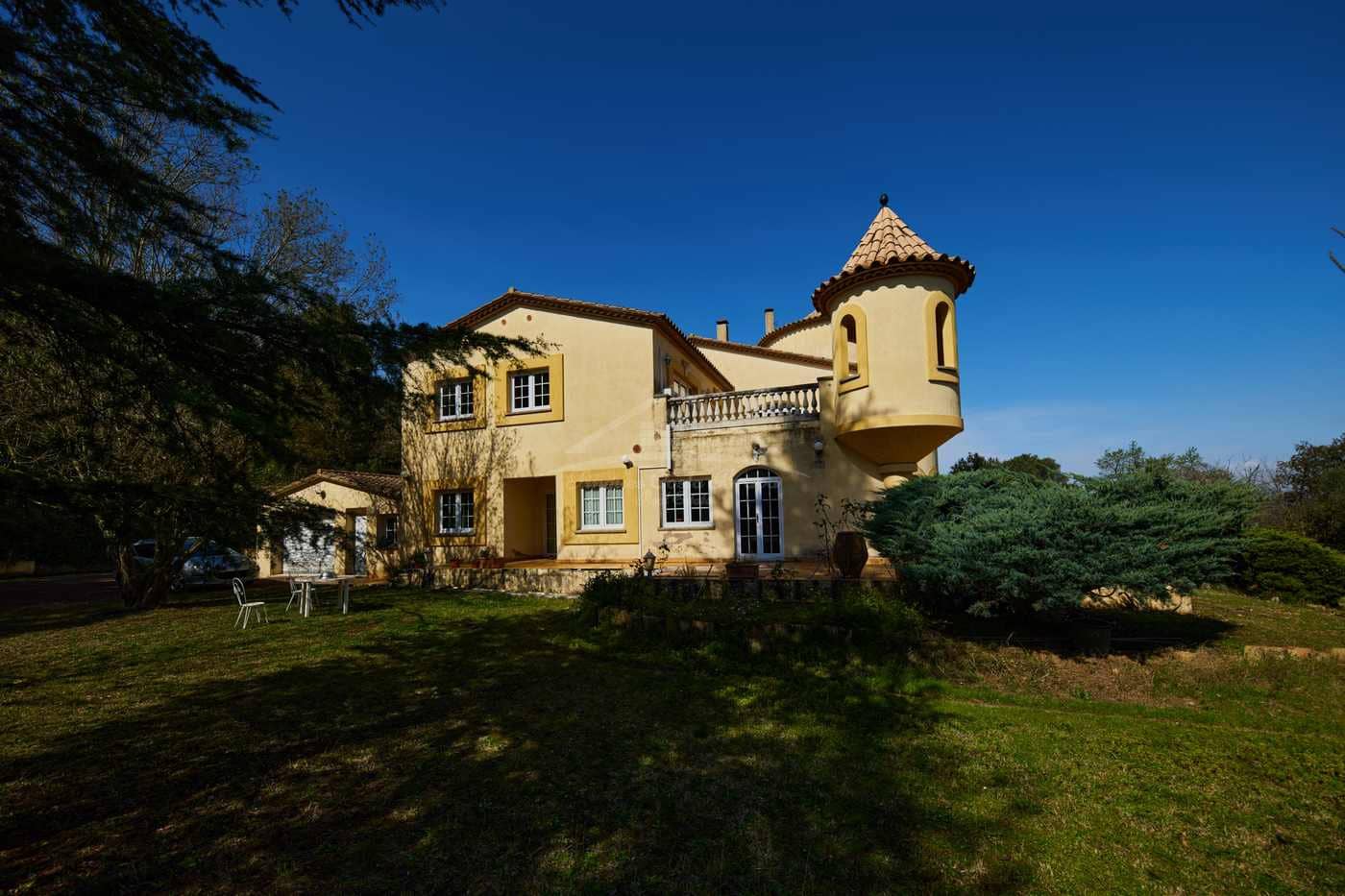 10 soveværelse Finca/Landehus til salg i Celra med swimmingpool garage - € 3.000.000 (Ref: 8586821)