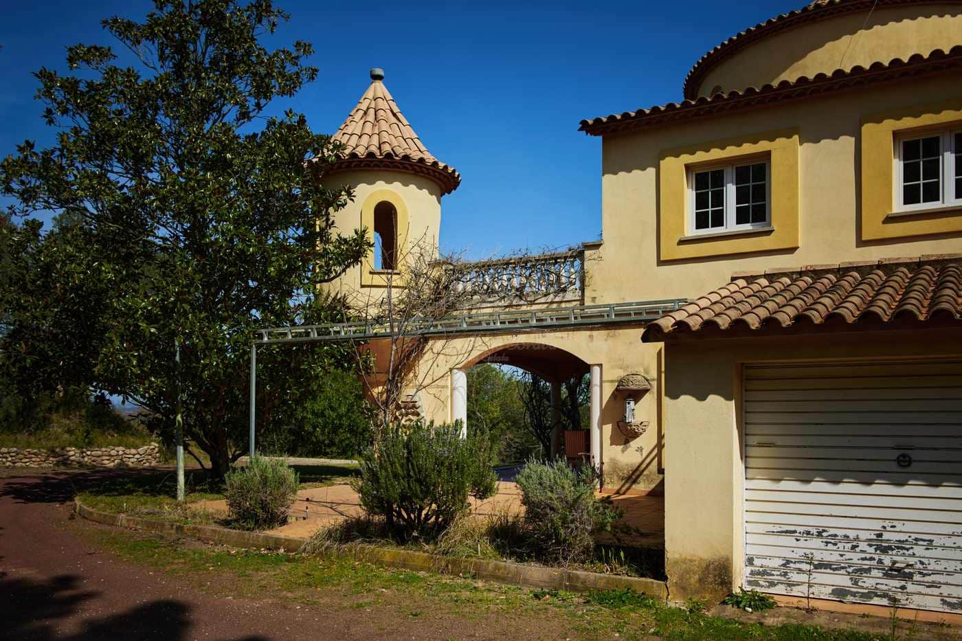 10 soveværelse Finca/Landehus til salg i Celra med swimmingpool garage - € 3.000.000 (Ref: 8586821)