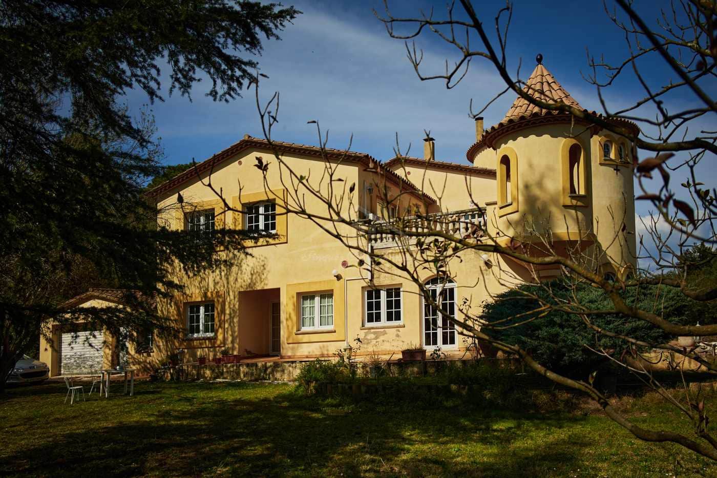 10 soveværelse Finca/Landehus til salg i Celra med swimmingpool garage - € 3.000.000 (Ref: 8586821)