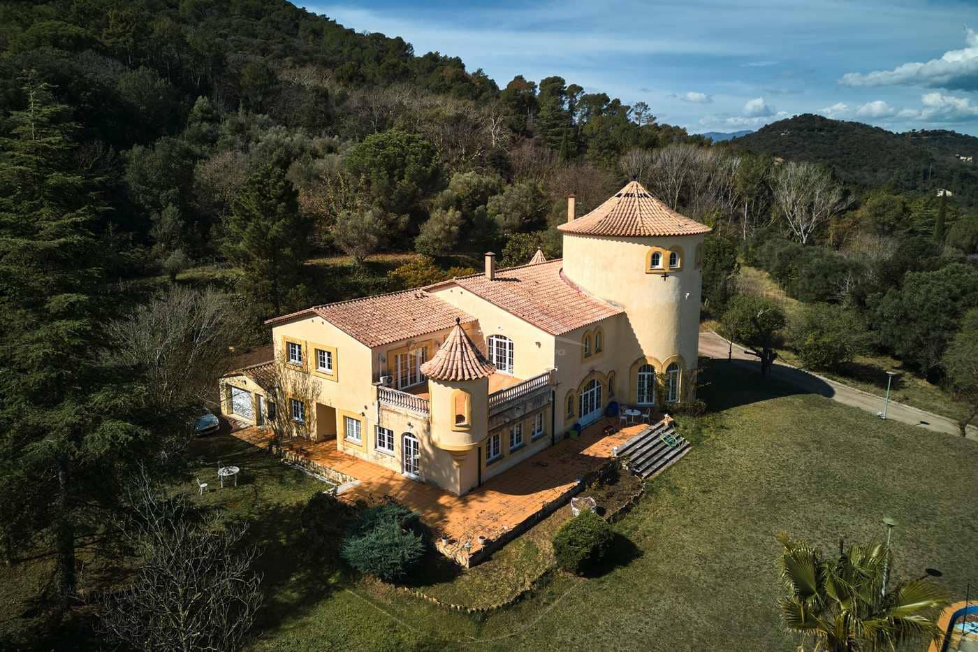 10 soveværelse Finca/Landehus til salg i Celra med swimmingpool garage - € 3.000.000 (Ref: 8586821)