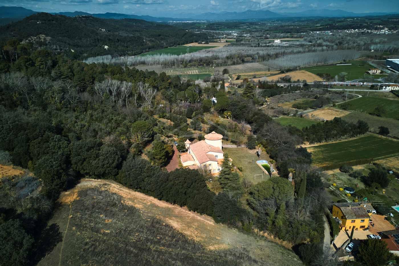 10 soveværelse Finca/Landehus til salg i Celra med swimmingpool garage - € 3.000.000 (Ref: 8586821)