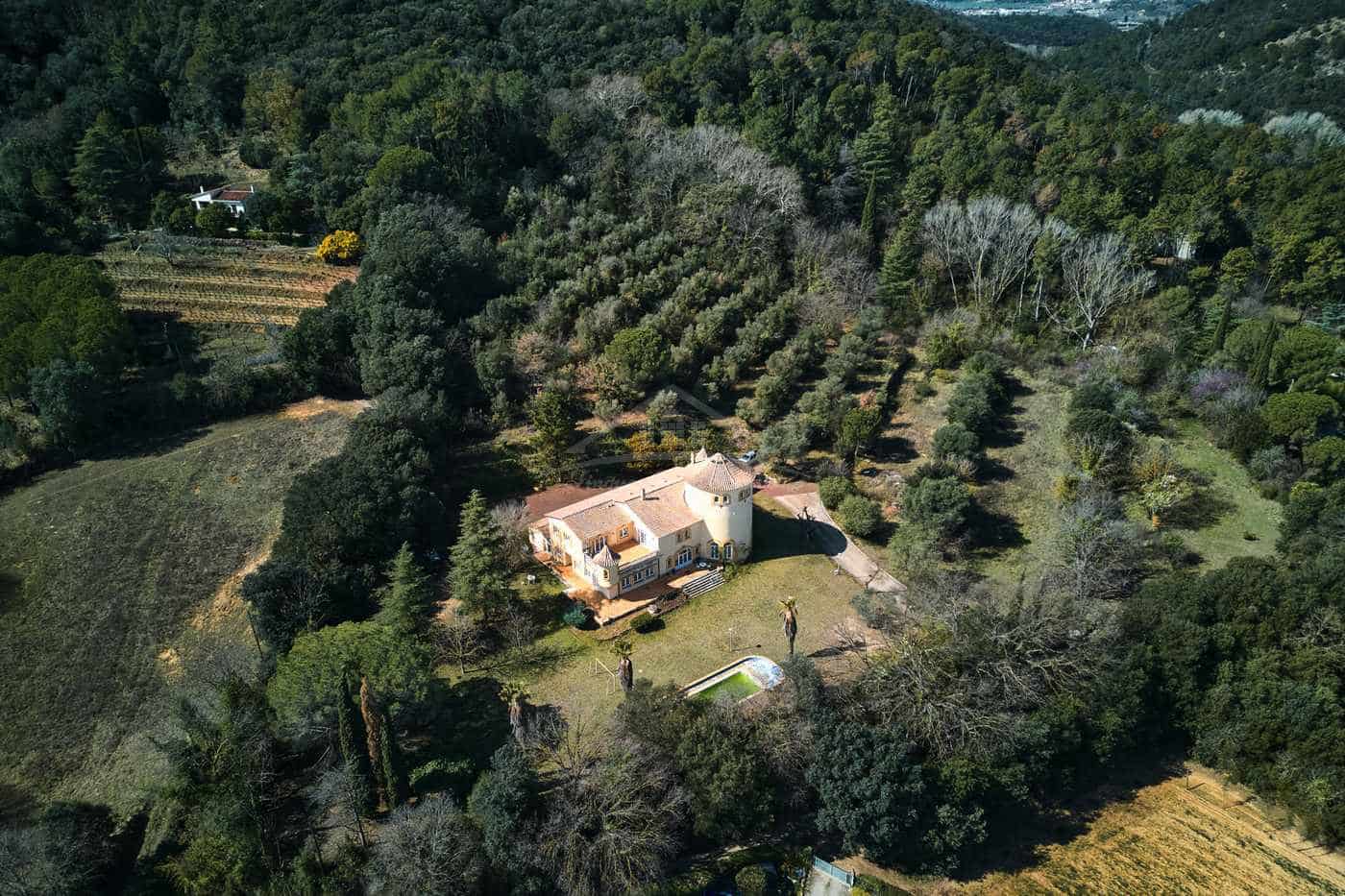 10 soveværelse Finca/Landehus til salg i Celra med swimmingpool garage - € 3.000.000 (Ref: 8586821)