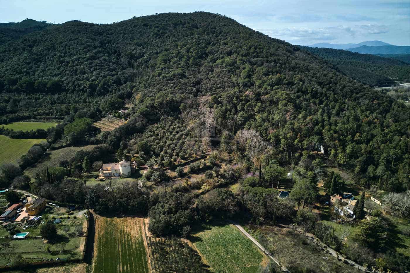 10 soveværelse Finca/Landehus til salg i Celra med swimmingpool garage - € 3.000.000 (Ref: 8586821)