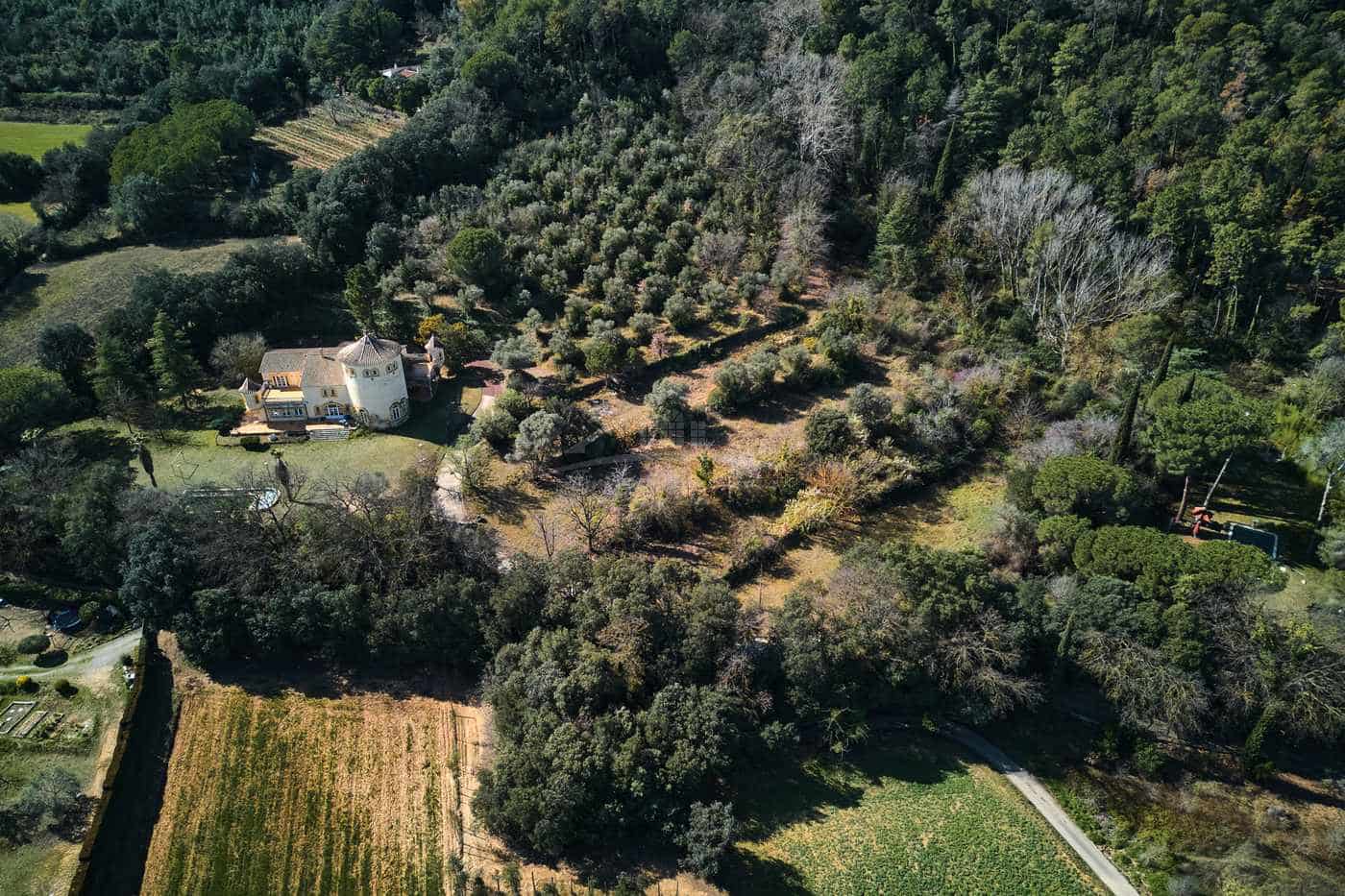 10 soveværelse Finca/Landehus til salg i Celra med swimmingpool garage - € 3.000.000 (Ref: 8586821)