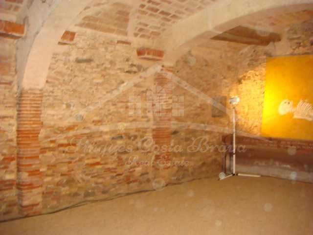 Hus til salgs i Castello d'Empuries med garasje - € 850 000 (Ref: 8586851)