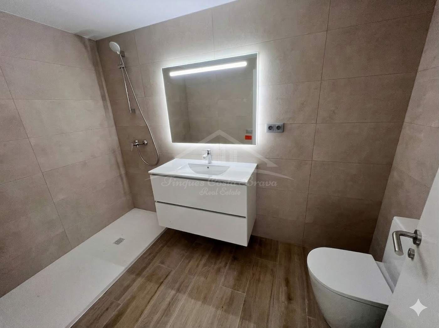 3 soverom Leilighet til salgs i Pals med svømmebasseng garasje - € 350 000 (Ref: 9687361)