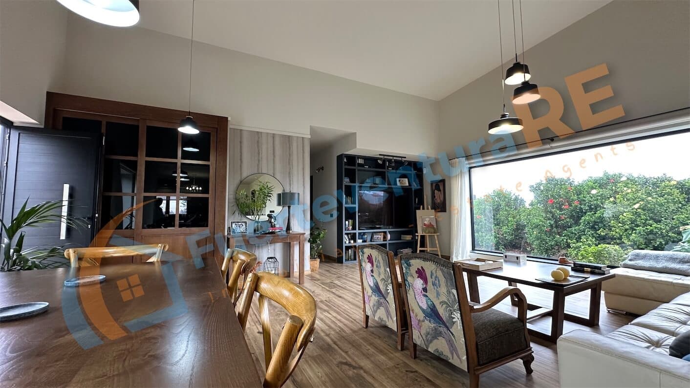 3 soveværelse Villa til salg i Llanos de la Concepcion med garage - € 650.000 (Ref: 7971138)