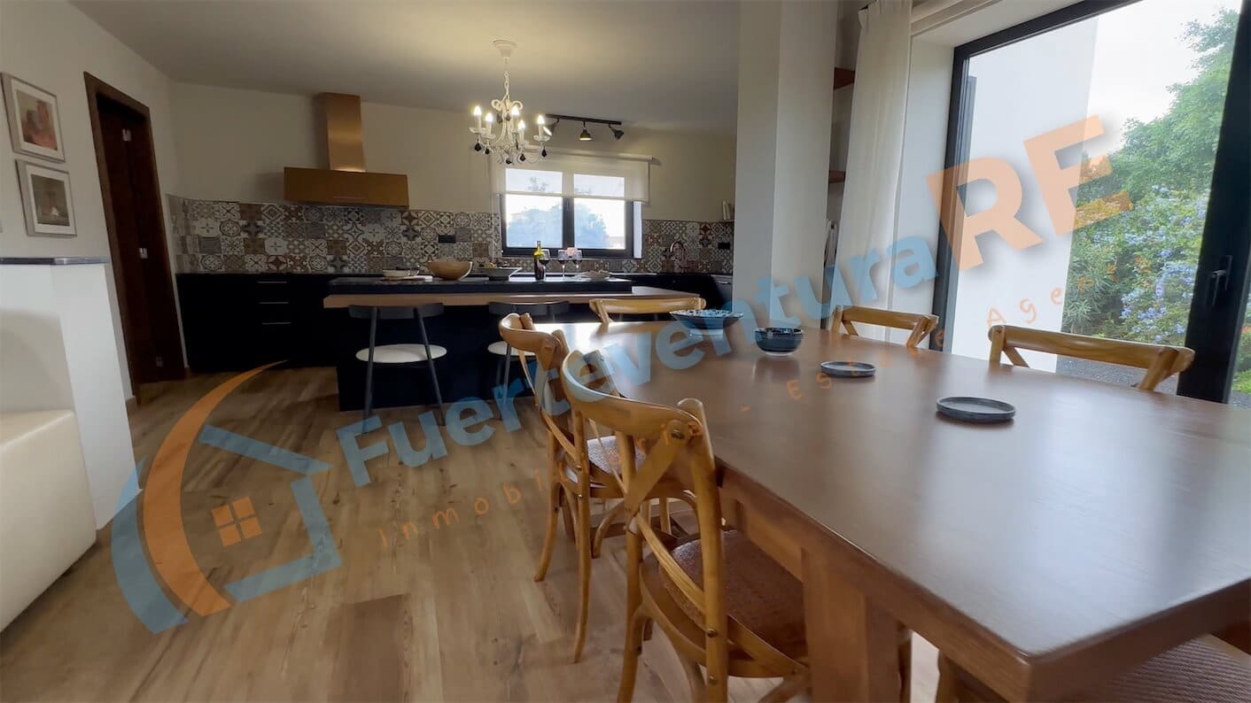 3 soveværelse Villa til salg i Llanos de la Concepcion med garage - € 650.000 (Ref: 7971138)