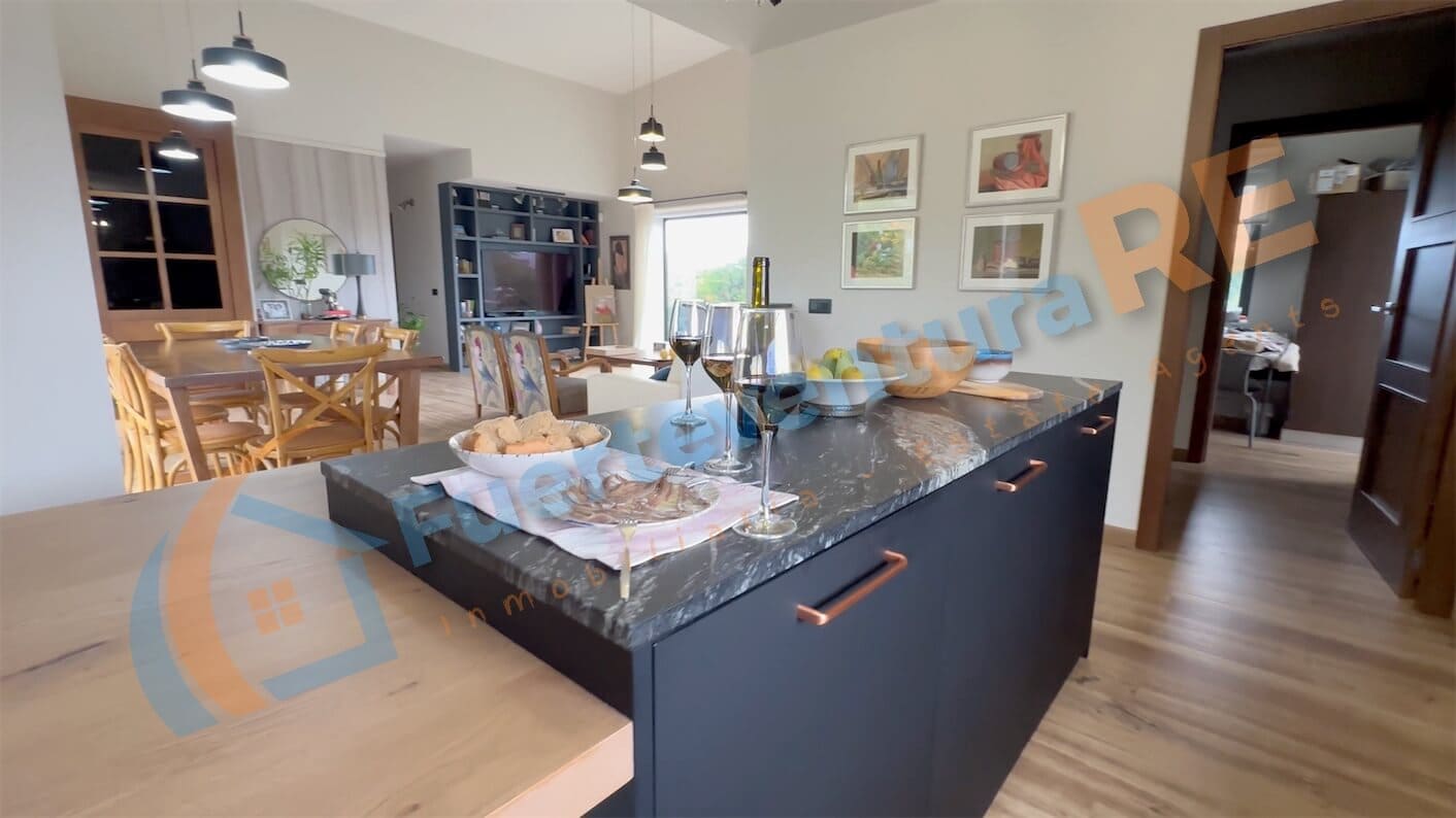 3 soveværelse Villa til salg i Llanos de la Concepcion med garage - € 650.000 (Ref: 7971138)