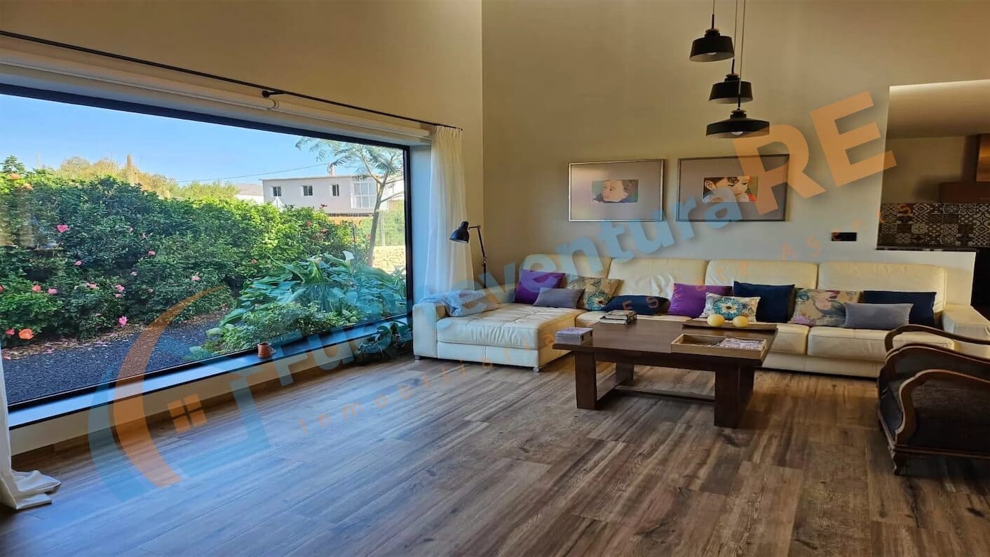 3 soveværelse Villa til salg i Llanos de la Concepcion med garage - € 650.000 (Ref: 7971138)