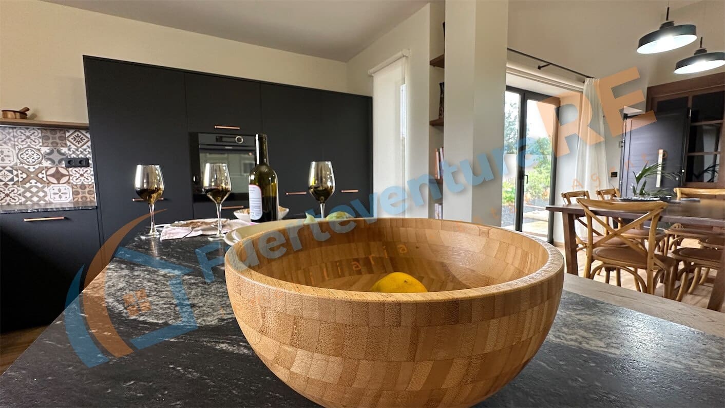 3 soveværelse Villa til salg i Llanos de la Concepcion med garage - € 650.000 (Ref: 7971138)