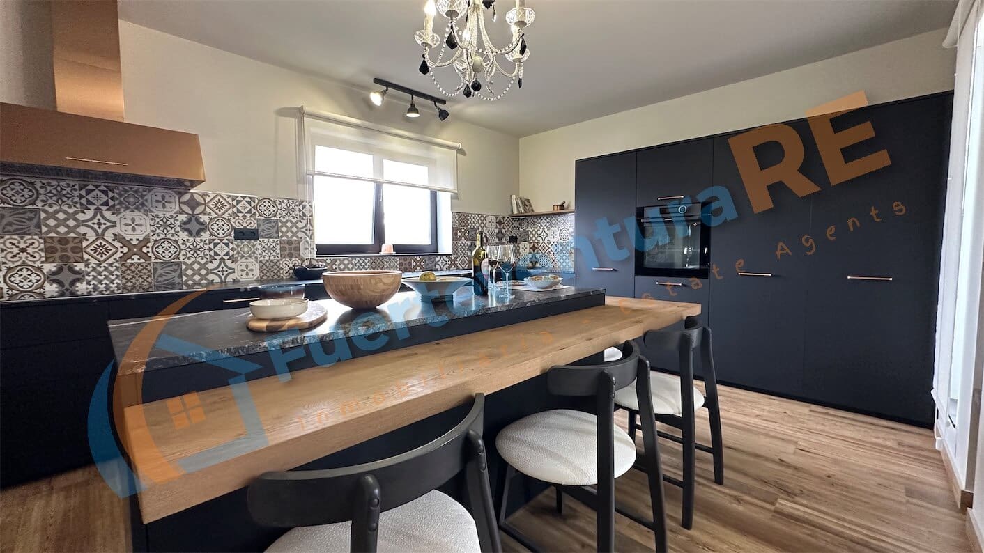 3 soveværelse Villa til salg i Llanos de la Concepcion med garage - € 650.000 (Ref: 7971138)