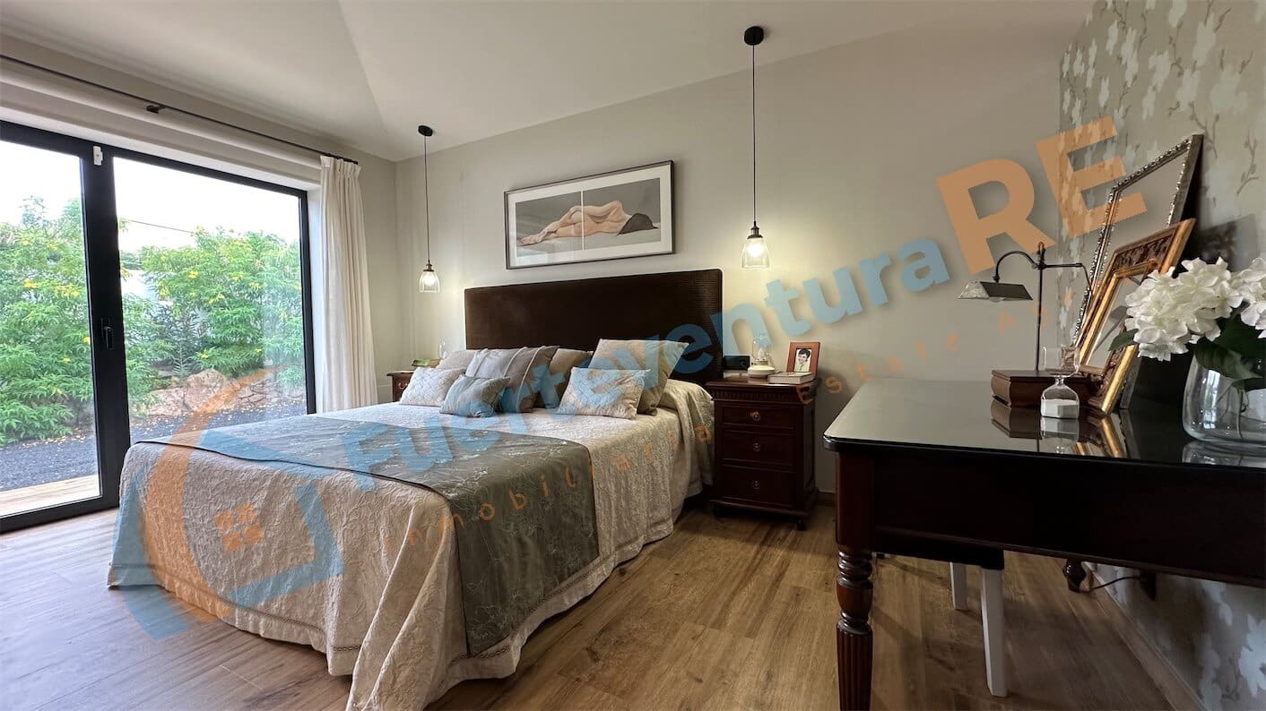 3 soveværelse Villa til salg i Llanos de la Concepcion med garage - € 650.000 (Ref: 7971138)