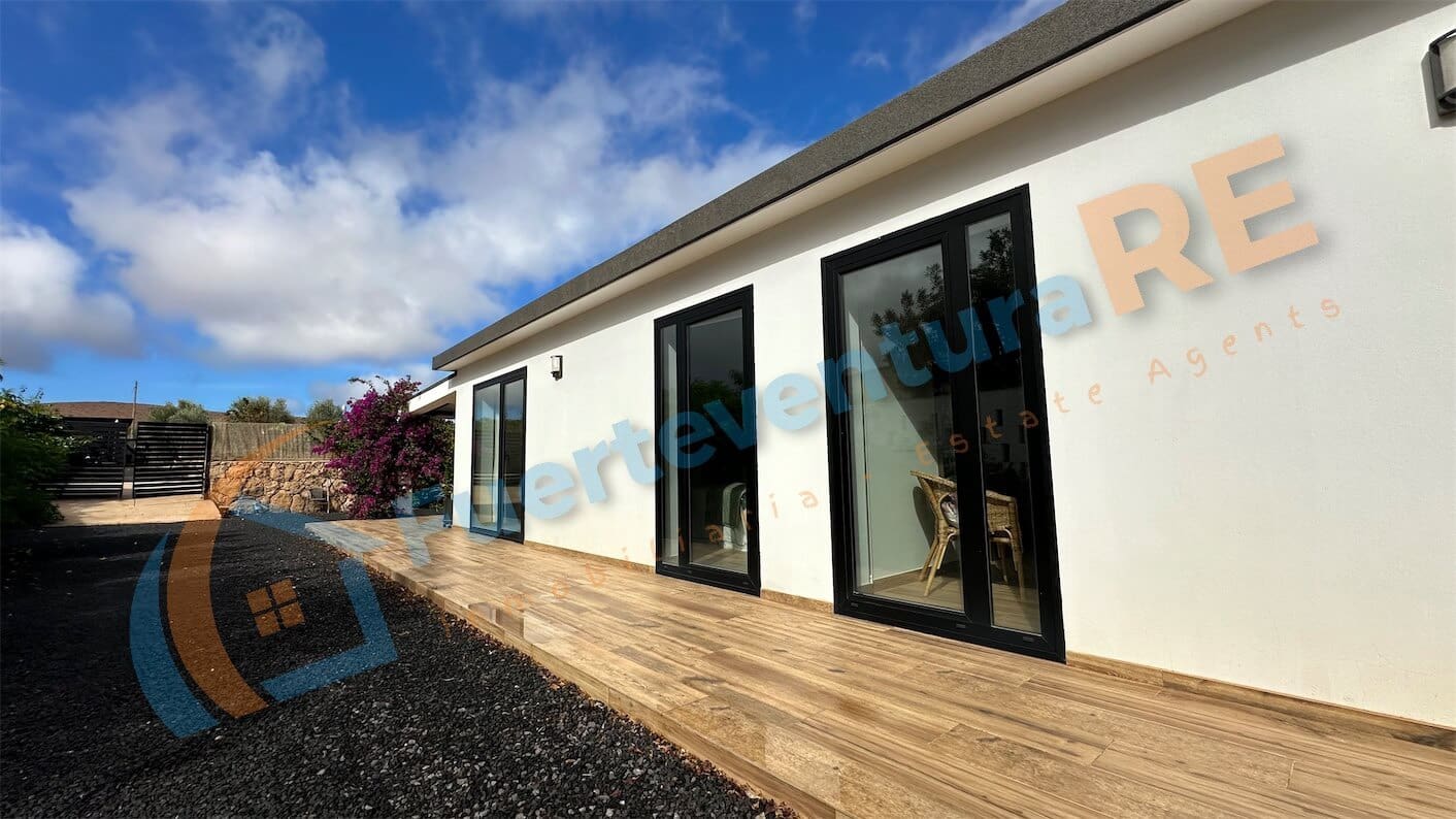 3 soveværelse Villa til salg i Llanos de la Concepcion med garage - € 650.000 (Ref: 7971138)