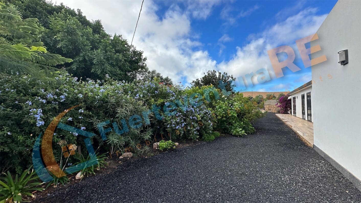 3 soveværelse Villa til salg i Llanos de la Concepcion med garage - € 650.000 (Ref: 7971138)