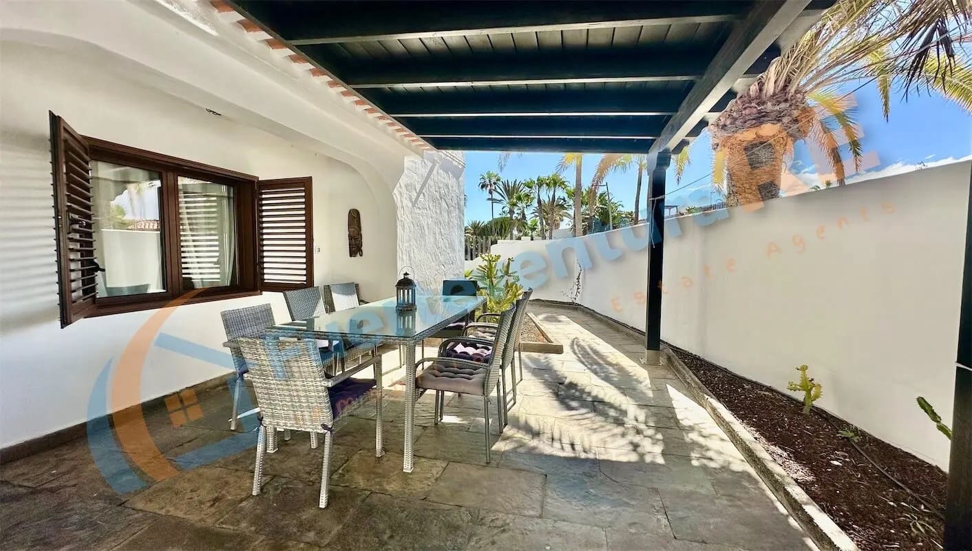 4 soveværelse Villa til salg i Caleta de Fuste med swimmingpool - € 650.000 (Ref: 8844887)