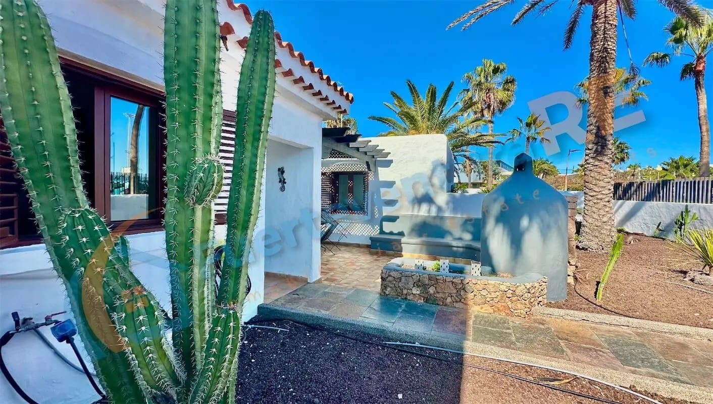 4 soveværelse Villa til salg i Caleta de Fuste med swimmingpool - € 650.000 (Ref: 8844887)