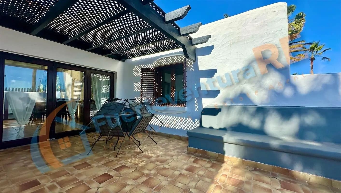 4 soveværelse Villa til salg i Caleta de Fuste med swimmingpool - € 650.000 (Ref: 8844887)