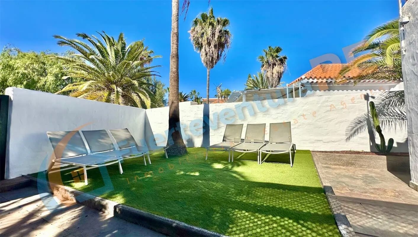 4 soveværelse Villa til salg i Caleta de Fuste med swimmingpool - € 650.000 (Ref: 8844887)