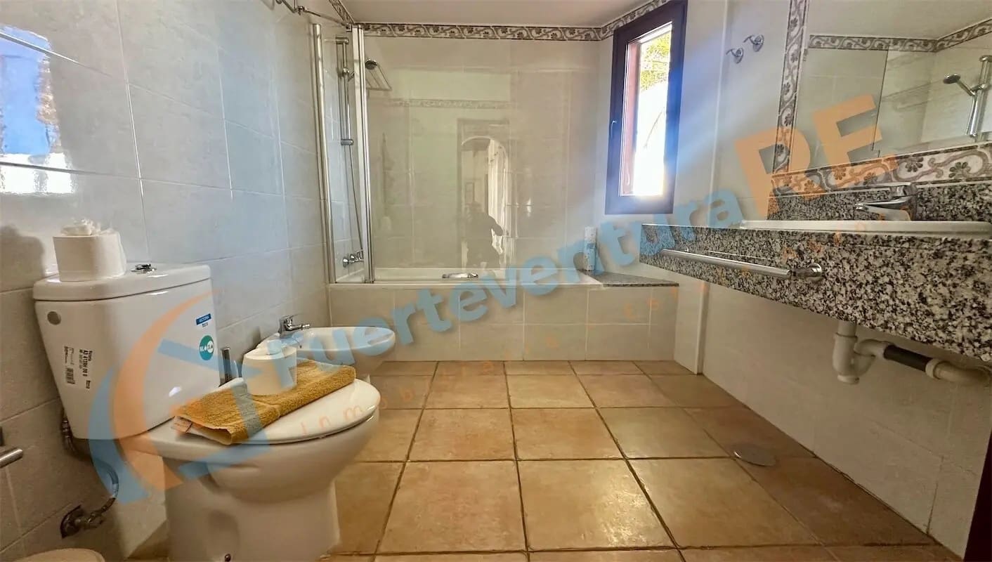 4 soveværelse Villa til salg i Caleta de Fuste med swimmingpool - € 650.000 (Ref: 8844887)