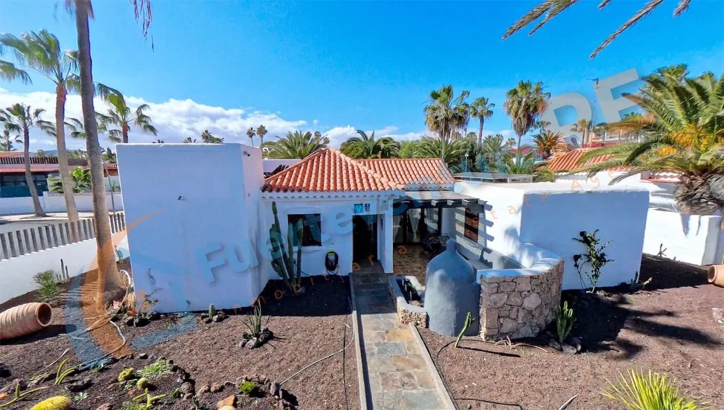 4 soveværelse Villa til salg i Caleta de Fuste med swimmingpool - € 650.000 (Ref: 8844887)