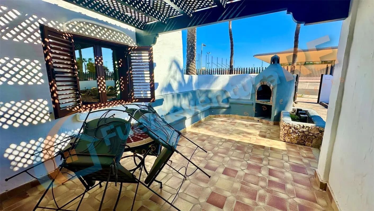 4 soveværelse Villa til salg i Caleta de Fuste med swimmingpool - € 650.000 (Ref: 8844887)