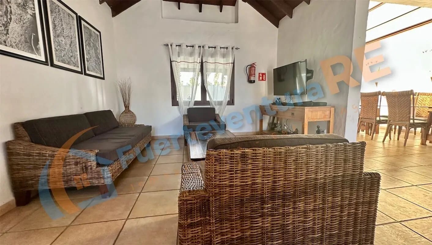 4 soveværelse Villa til salg i Caleta de Fuste med swimmingpool - € 650.000 (Ref: 8844887)