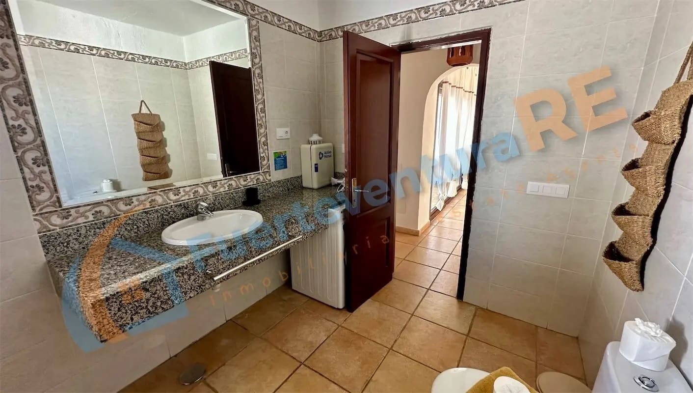 4 soveværelse Villa til salg i Caleta de Fuste med swimmingpool - € 650.000 (Ref: 8844887)