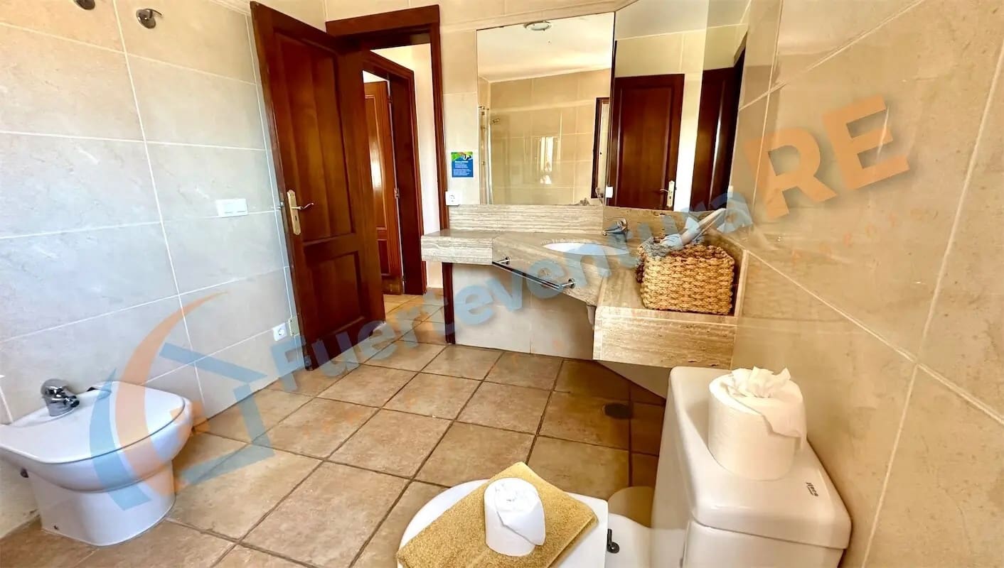 4 soveværelse Villa til salg i Caleta de Fuste med swimmingpool - € 650.000 (Ref: 8844887)