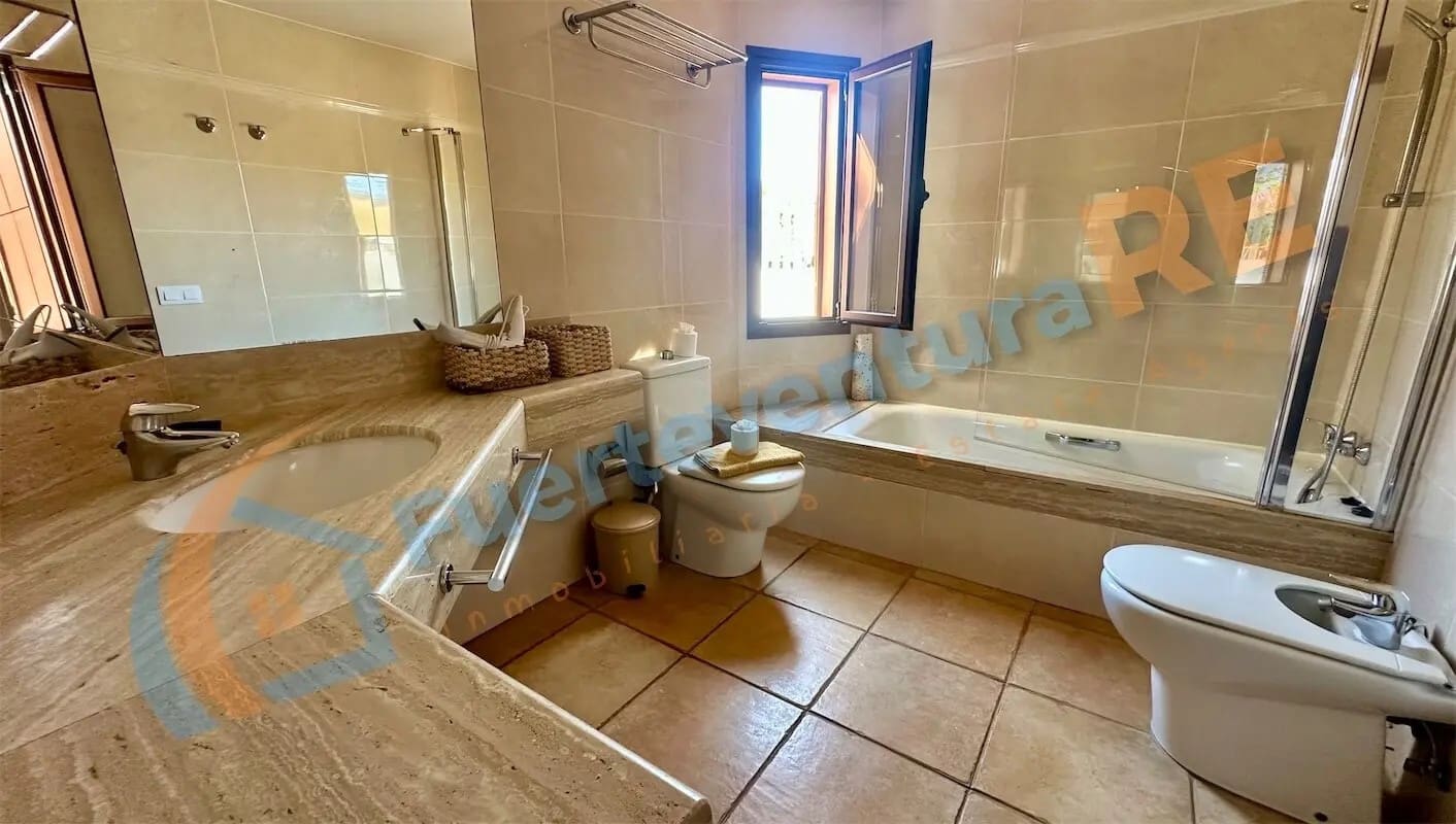 4 soveværelse Villa til salg i Caleta de Fuste med swimmingpool - € 650.000 (Ref: 8844887)