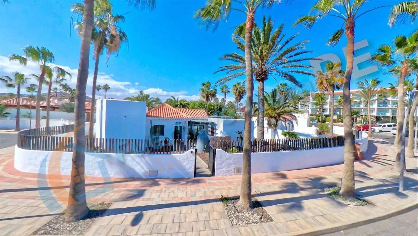 4 soveværelse Villa til salg i Caleta de Fuste med swimmingpool - € 650.000 (Ref: 8844887)
