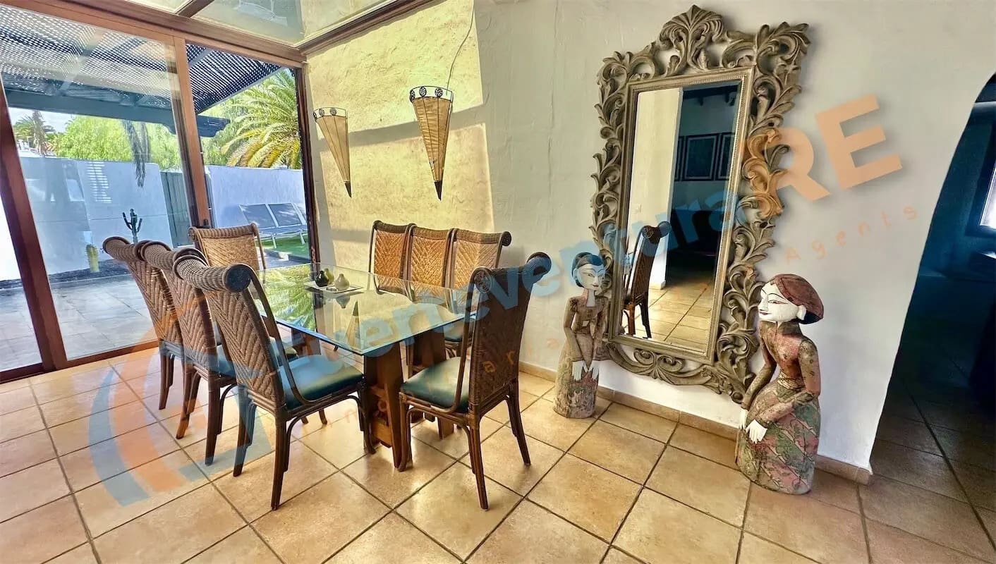 4 soveværelse Villa til salg i Caleta de Fuste med swimmingpool - € 650.000 (Ref: 8844887)